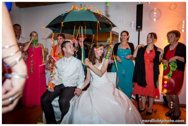 Und wegen Christian's Unfall hatten sich Familie und Kollegen einen ganz besonderen "Hochzeitstanz" überlegt - "you can come under my umbrella"